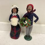 Byers Choice Couple with Wreath (R)